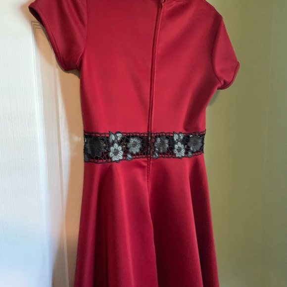 Young teen burgundy dress - Picture 3 of 3